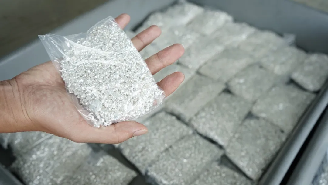 拱北海关查获跨境司机藏匿60千克白银颗粒进境