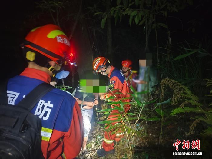 海南五指山：3名游客深夜迷路 消防成功营救