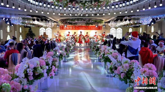 俄罗斯老铁跨国逛吃同江庆新年