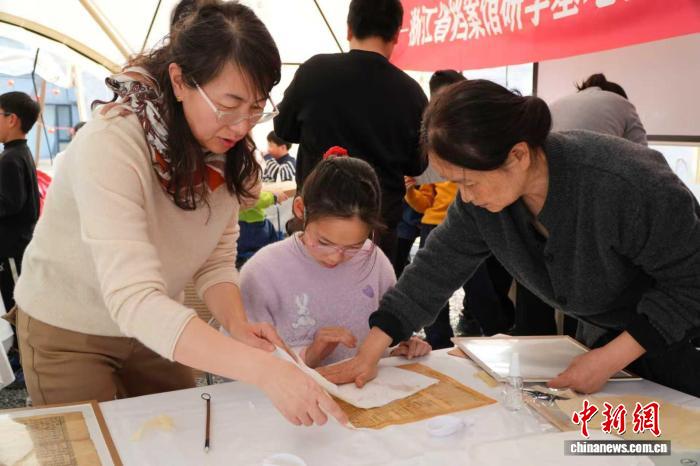 从破损到重生 浙江青少年在档案修复中聆听历史声音