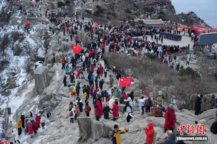 夜爬泰山 “Z世代”山巅“爱你老己”式跨年