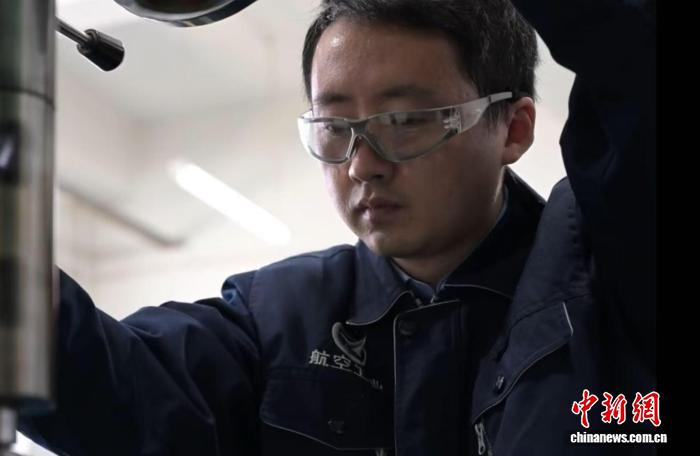 沈飞钳工华成祥：0.005毫米的青春刻度
