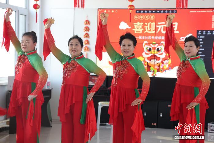 “阳光乌兰牧骑”：银发文艺队舞