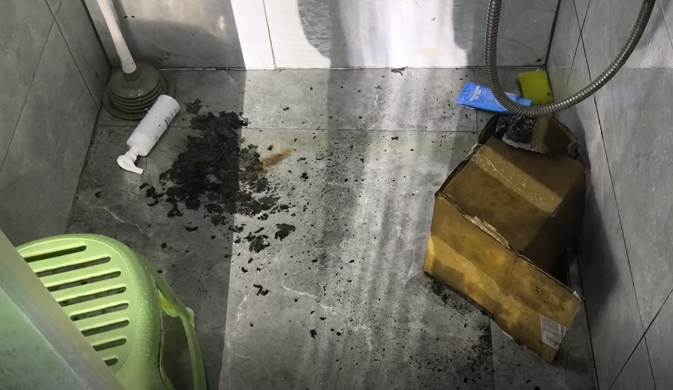 孩子家中卫生间点烟花引发火灾！家长：