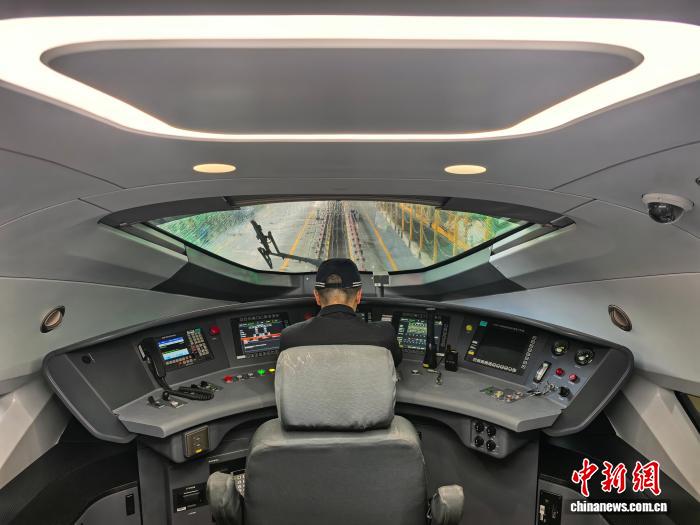 （新春走基层）守护高寒高铁“智驾” 这群“绘图师”绘就平安旅途