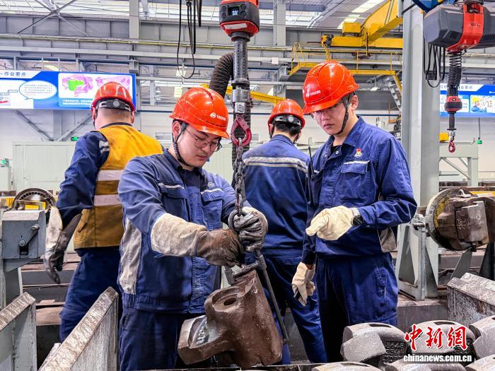 青年“列车医生”假期忙：握住车辆安全“平安锁”