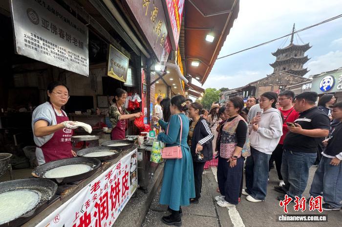 泉州清明食俗浓：一张润饼皮 四代“守”艺人