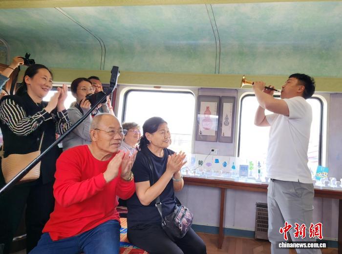 山东文化“春雨”乘旅游列车润泽天山南北