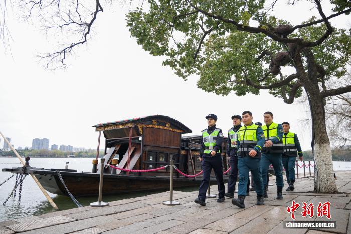 “红船义警”护万家平安 警民同心绘就最美“枫”景线