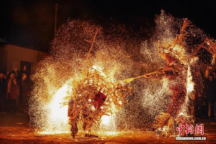 （新春走基层）火花中的百年传奇 孟子故里山东邹城上演震撼“火虎”