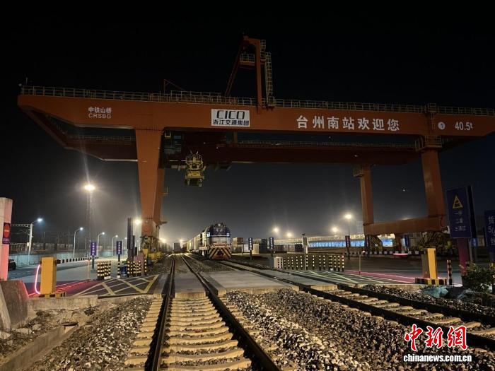 驾驶室里的新年：灯光与钢轨对话