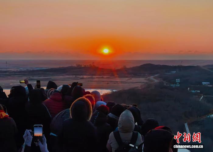 中外游客在吉林珲春迎新年第一缕阳光