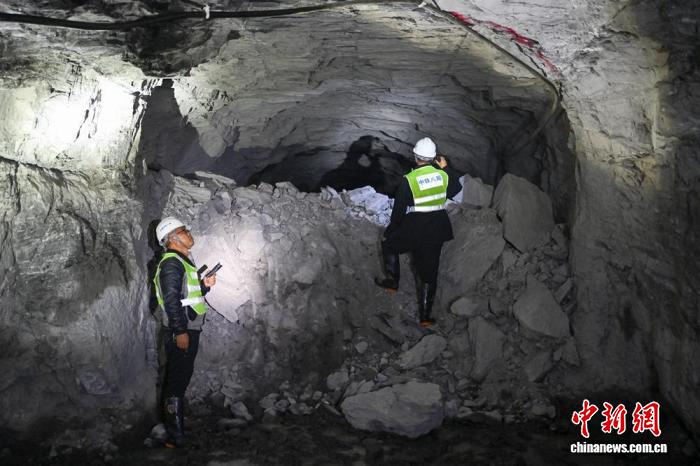 四川九龙：12.6公里矿山和水利两用隧道贯通