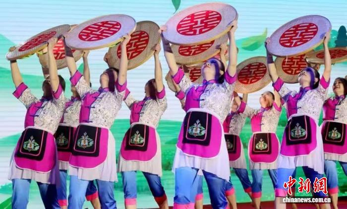 （新春走基层）述评：一场土味“村晚” 何以成为乡亲的“新年俗”？