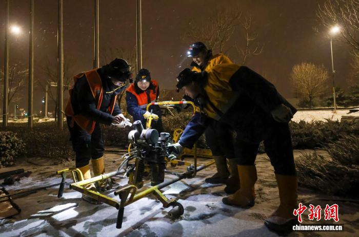 国铁北京局全力迎战风雪确保春运