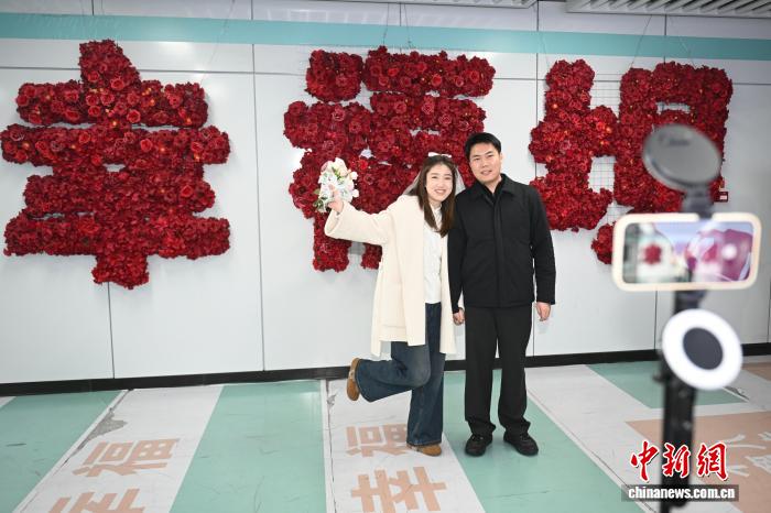 地铁站内领结婚证 中国人在“幸