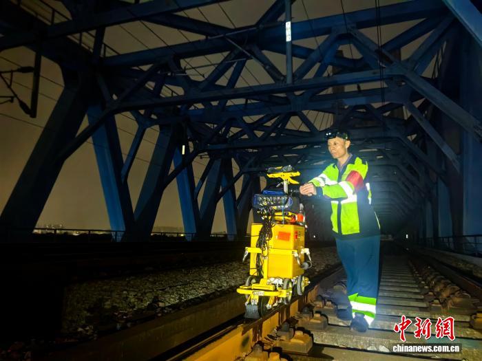 高铁探伤工深夜为特大铁路桥“体