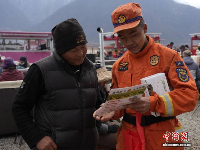 （新春走基层）西藏林芝苯日转山忙 消防递上防火“安全锦囊”