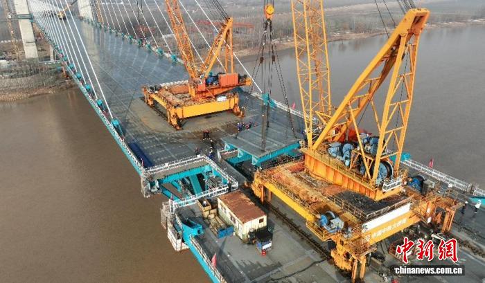 “黄河第一跨”成功牵手 东营黄河公铁大桥主桥钢梁顺利合龙