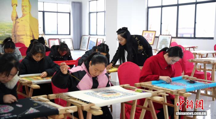 （新春走基层）架花传情喜馍飘香 手艺人巧用马年元素焕活老手艺