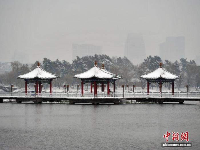 长春逾1.5万名环卫工人在岗应对春节降雪