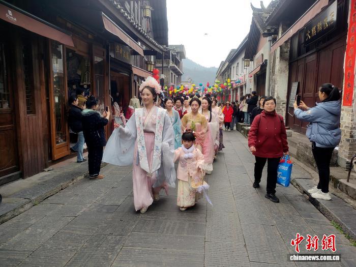 传统花朝遇千年古城 湖南洪江市上演春日盛宴