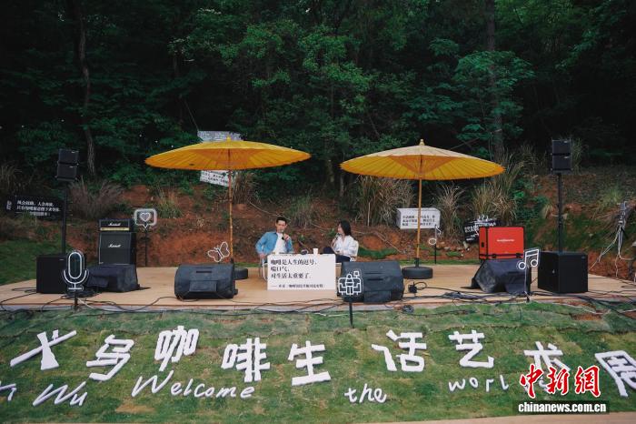（乡村行·看振兴）浙江义乌靠山市集“飘”咖啡香：游客打卡 土