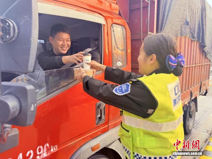 高速路网“穿针引线” 浙西南山城春节迎来“流动生机”