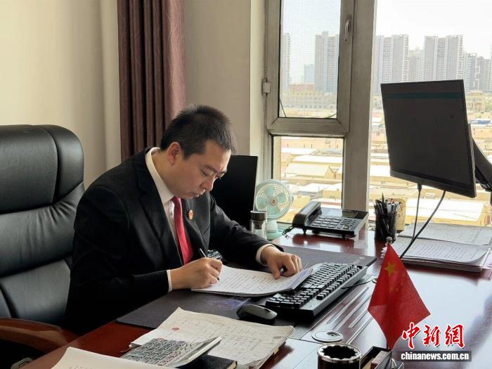敢啃硬骨头 善做贴心人的“90后”执行局长