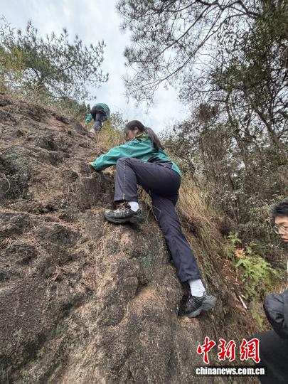 浙江高校上线“丛林穿越”课程 体育课为何放在野外？