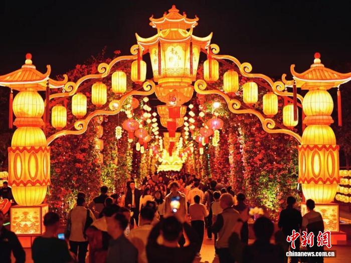 广西南宁新春灯会亮灯 融合非遗与科技呈现光影盛宴