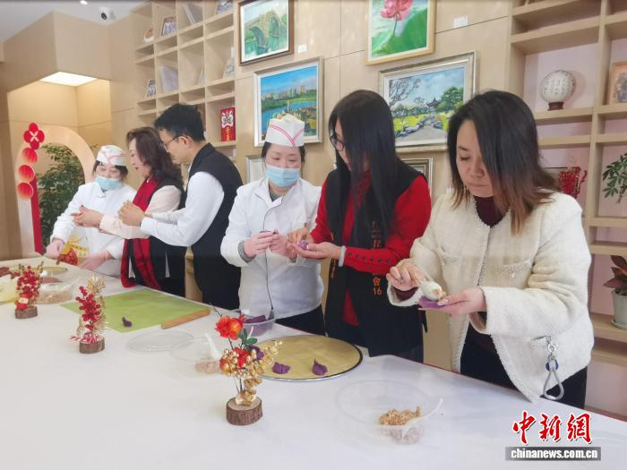 （新春走基层）昆山两岸同胞共包“福马饺”迎新春