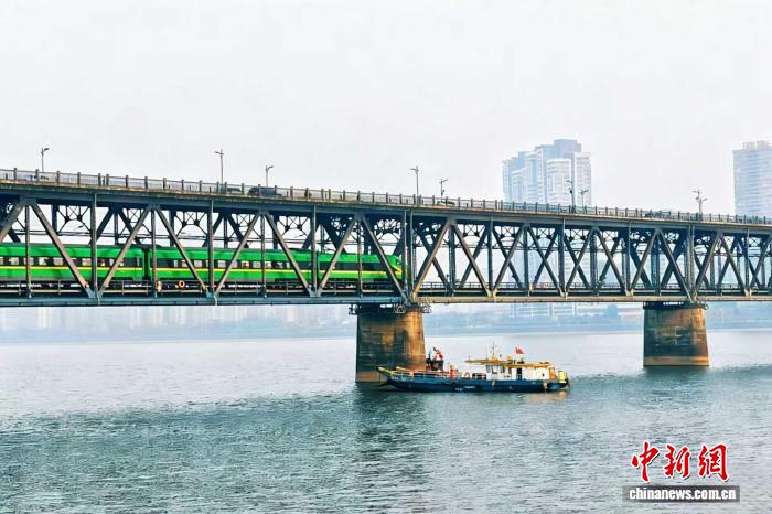 机器人护航春运 “人机协同”为水下铁路桥梁“体检”