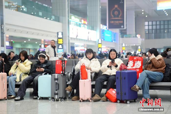 重庆火车站元旦假期累计发送旅客76.5万人次