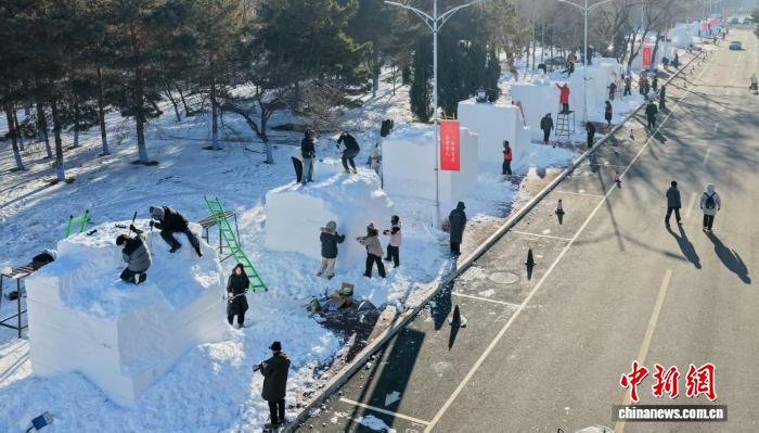 第十八届国际大学生雪雕大赛开铲