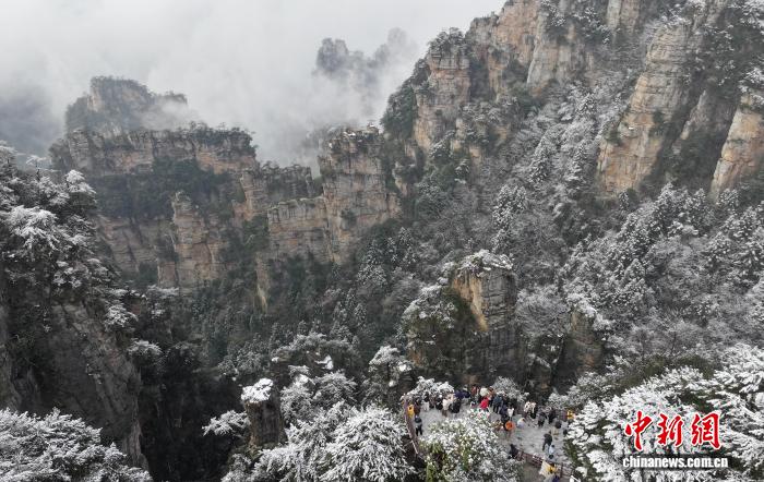 “追雪”迎新年 元旦假期张家界
