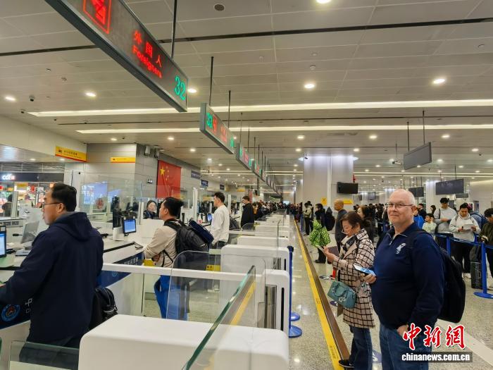 今年至今逾300万人次外籍人员从上海浦东国际机场口岸入出境
