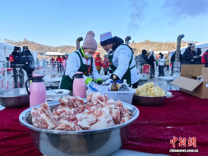 （新春走基层）吉林“村厨大赛”烹年猪 乡村“厨神”献技飨游客