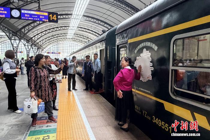 武汉绿皮火车成“移动观景台”