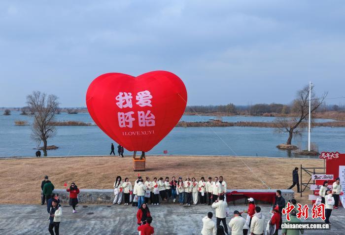 江苏盱眙千人沿淮健步迎新年 生态步道展绿色发展成果