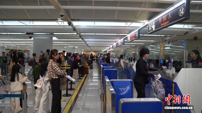 元旦假期昆明机场口岸出入境客流同比增长17.7%