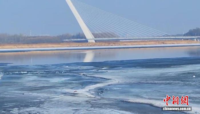 气温回升松花江冰融水阔 哈尔滨海事局多措并举保航运安全