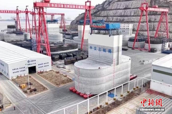 超120个“大圆桶”运抵浙江嵊泗小洋山北作业区