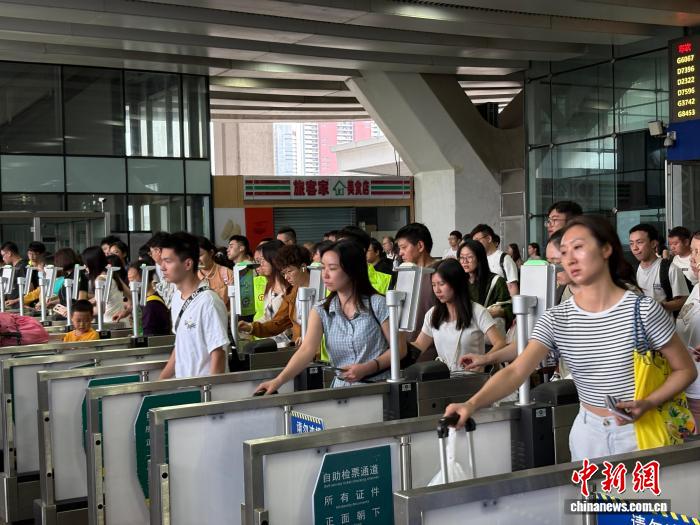 广深港高铁单日跨境北上客流创历史新高