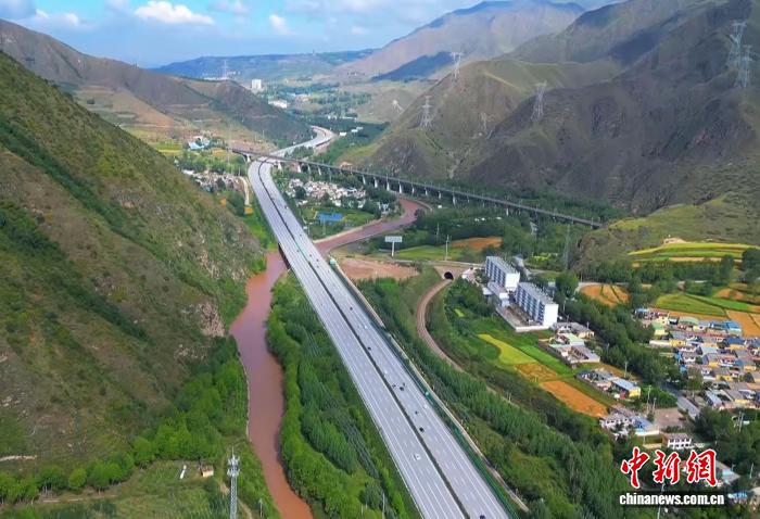 高原“小北京”交通蜕变记：从“行路难”到“路路通”