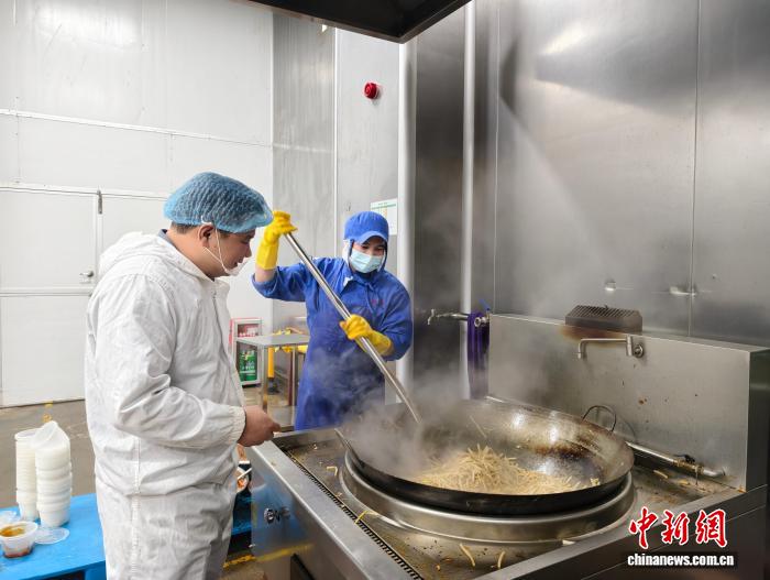 （新春见闻）柳州创新冰鲜螺蛳粉热销  撬动百亿产业“长红”