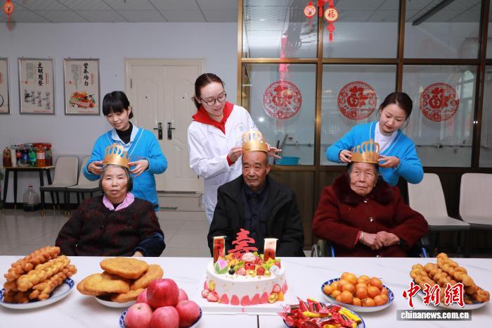 全国劳模李晶：用15载青春“托起”老人幸福“夕阳”