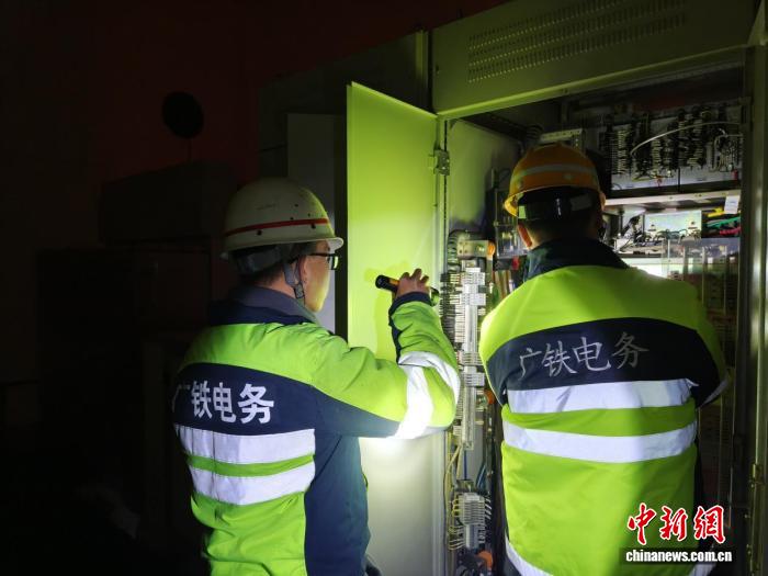 九连山下的“夜巡军”：用望闻问切守护春运铁路线安全