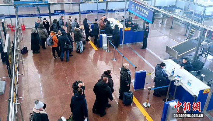 元旦年味浓 上千中外游客同江共度新年