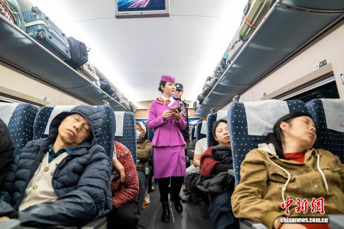 今年首趟广州至重庆夜间动车开行：旅客“睡一觉就到家”